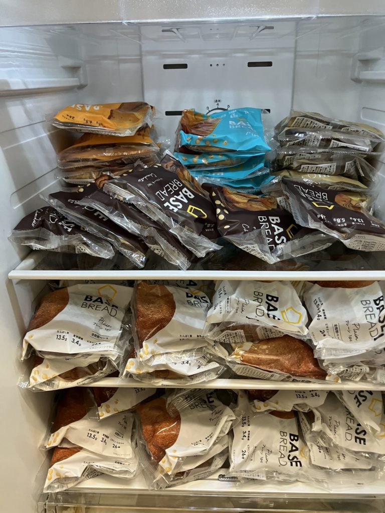冷蔵庫に入っているベースブレッドの画像