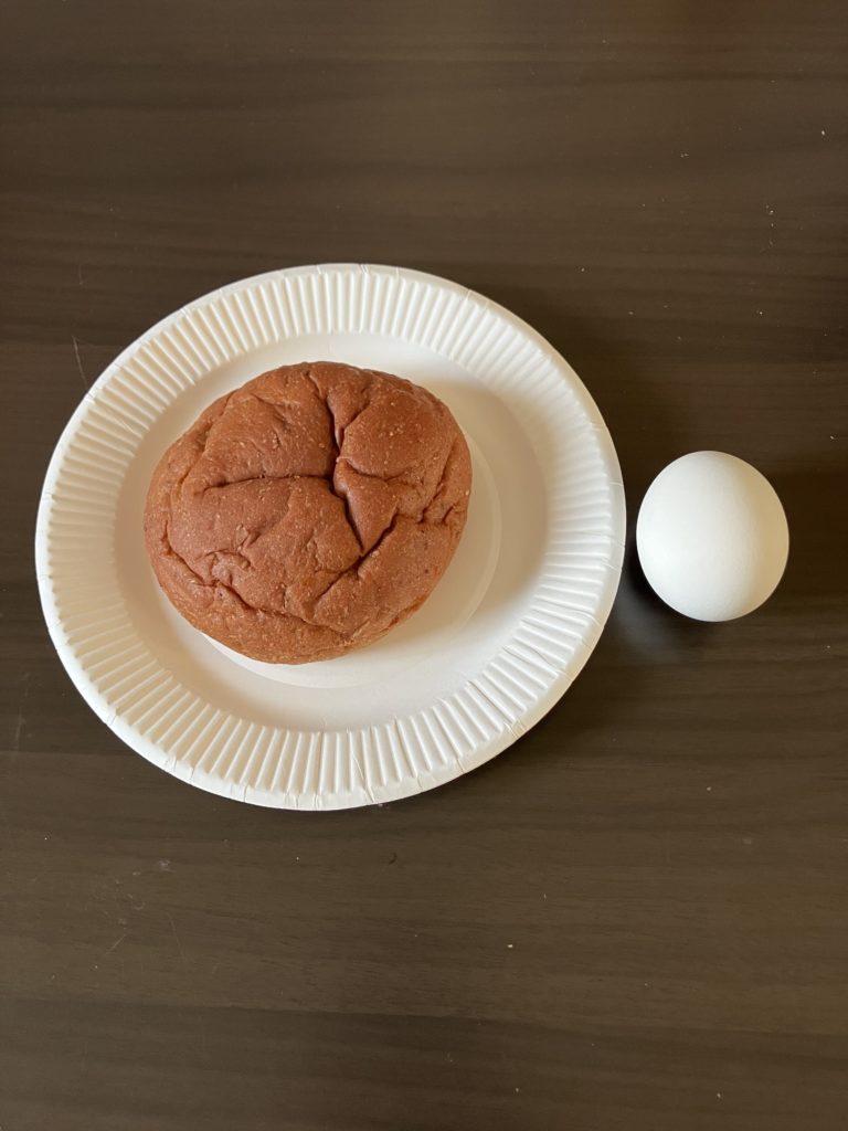 BASE BREAD（ベースブレッド）プレーンとゆで卵の大きさ比較画像