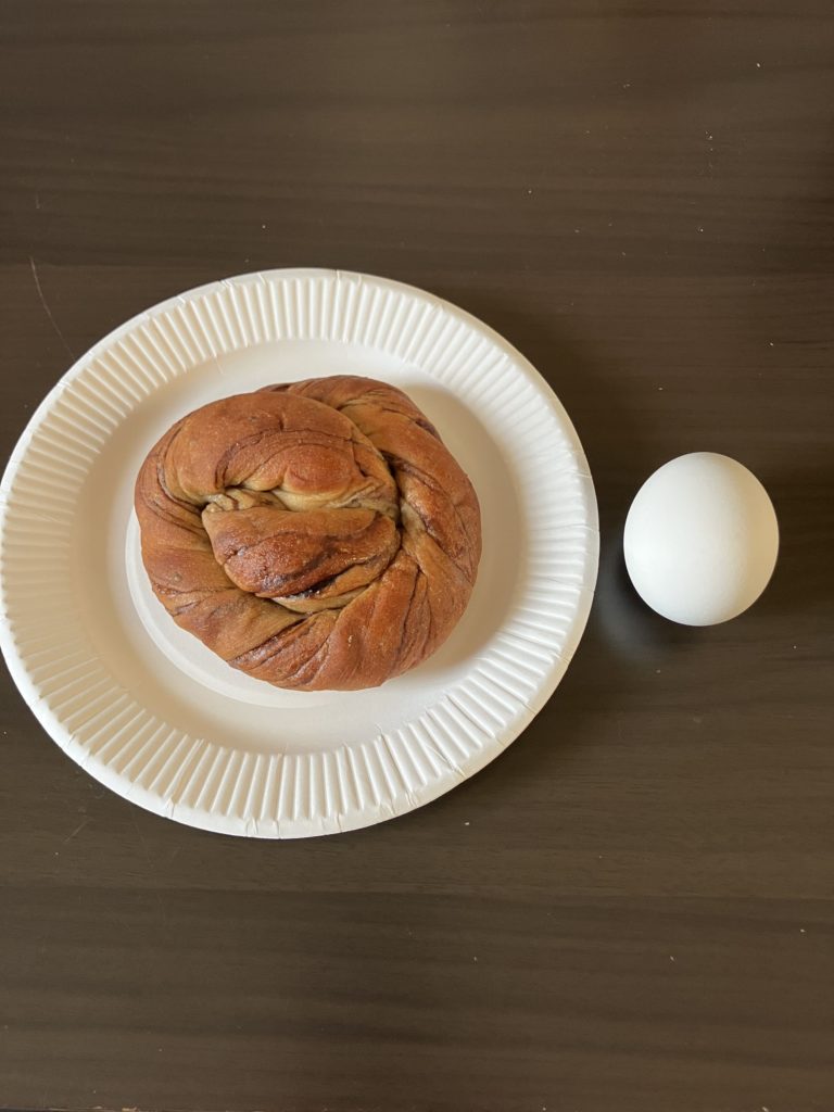 BASE BREAD（ベースブレッド）チョコレートと卵の大きさ比較画像