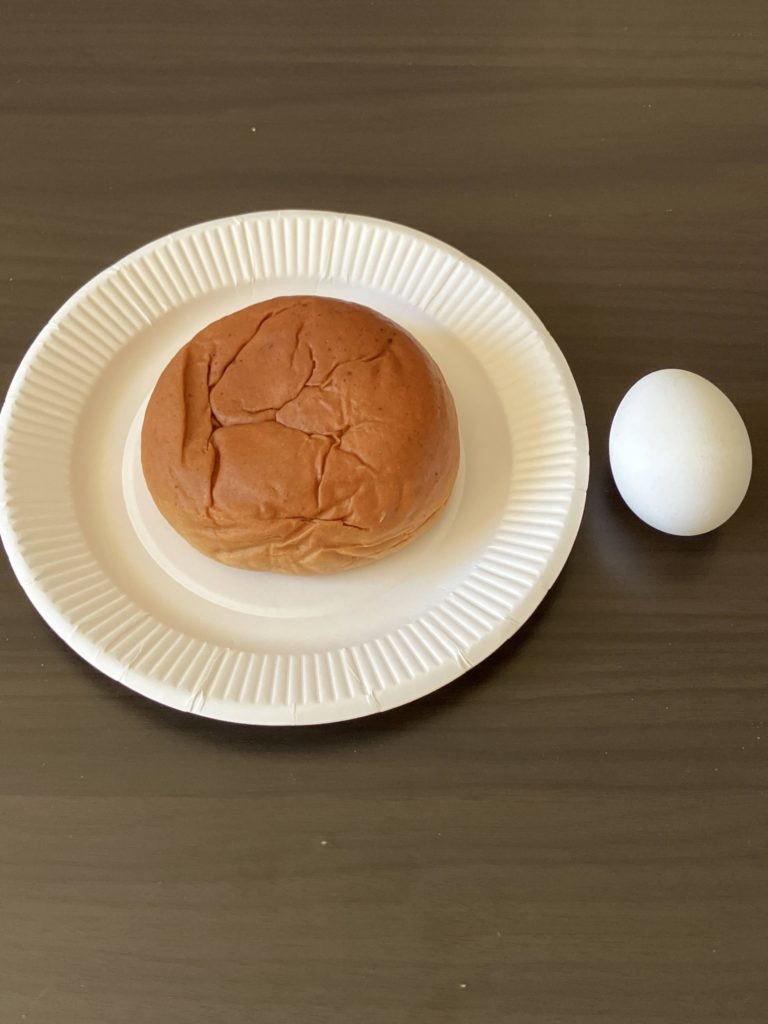 ベースブレッドこしあんとゆでたまごの比較画像