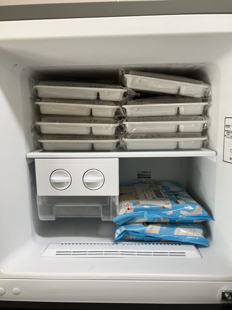 冷凍庫の中のブリと小松菜の照り焼き風の画像