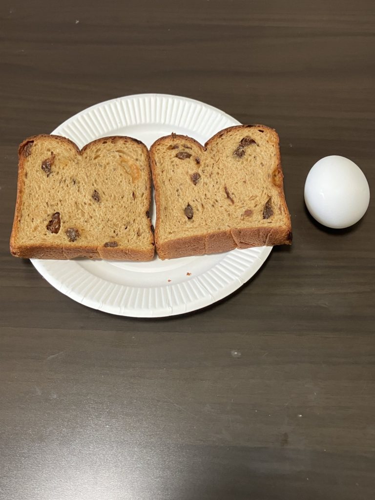 ミニ食パン・レーズンとゆで卵の大きさ比較画像