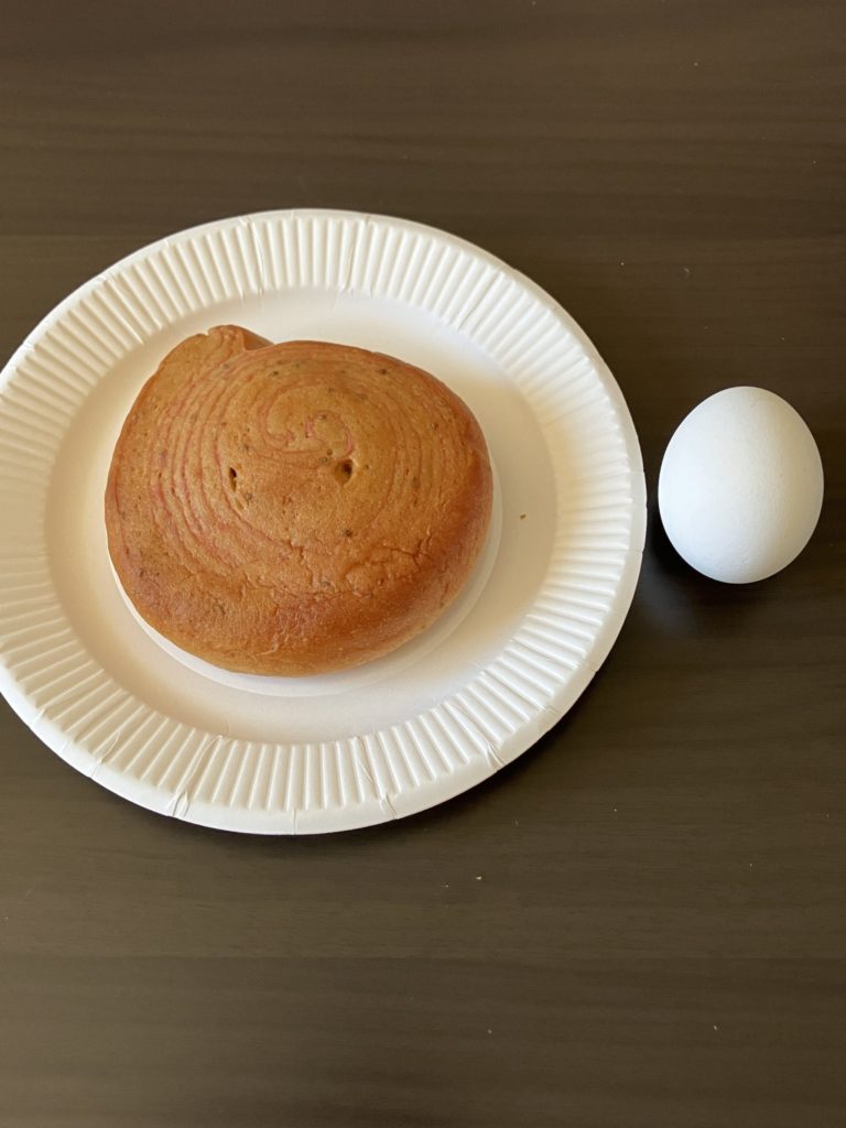 ベースブレッドストロベリーとゆでたまごの比較画像