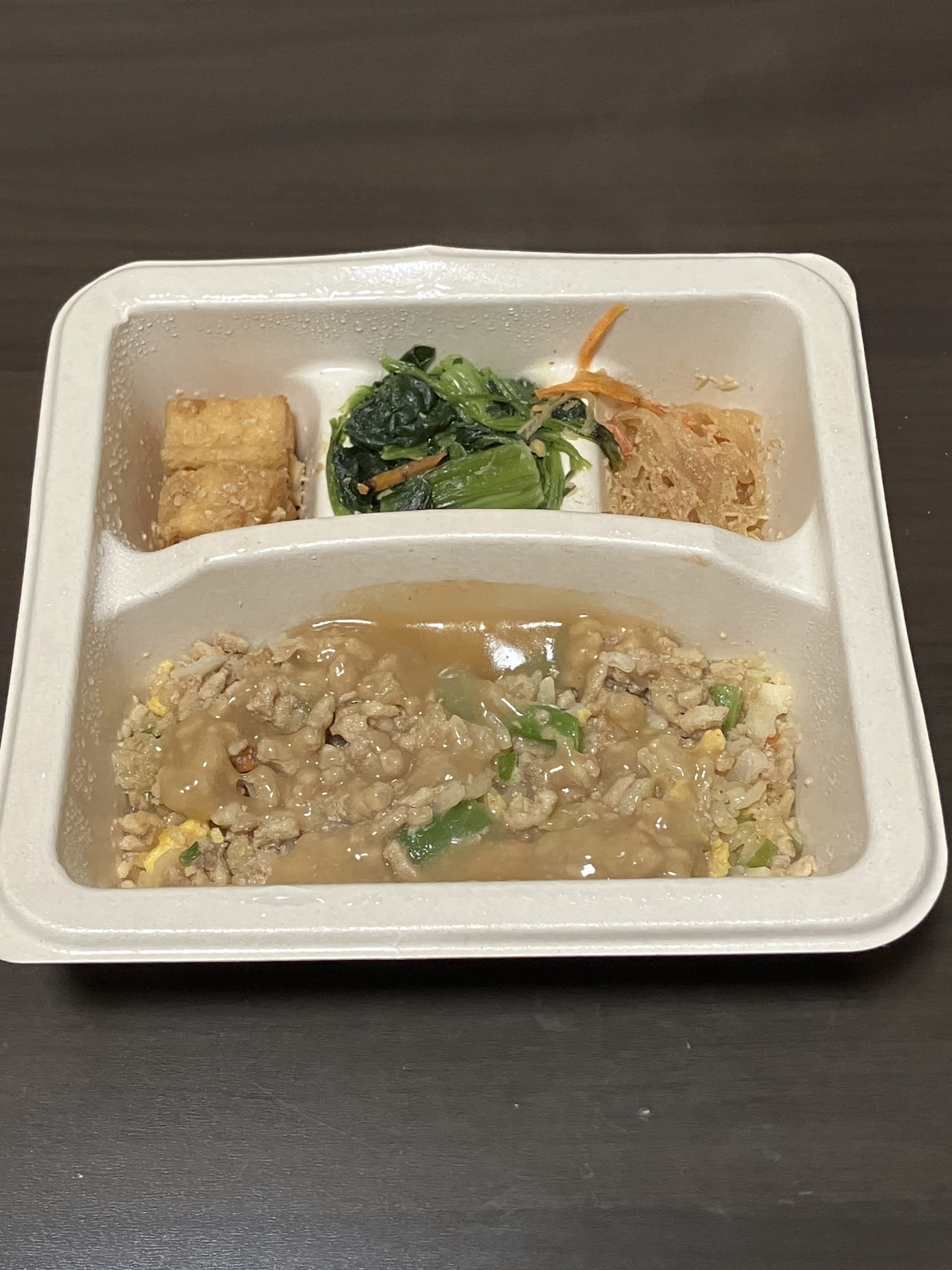 ナッシュ（nosh）の「たっぷりそぼろの白湯あんかけ炒飯」を実食。糖質・脂質を抑えたあんかけ炒飯の味は？カロリー239kcalの数値を分析。30代独身男が満足感を得られたものの、現在は販売終了。再販への期待を込めて、味や栄養を忖度なしで評価します。