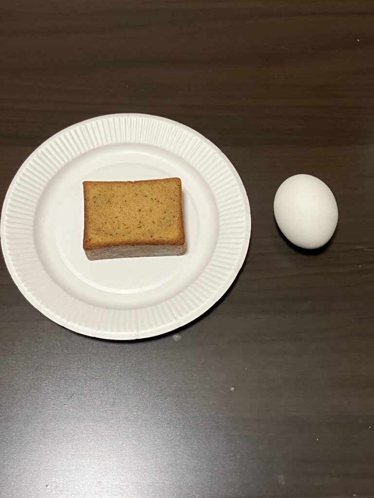 ベースパウンドケーキ アールグレイとゆで卵の大きさ比較