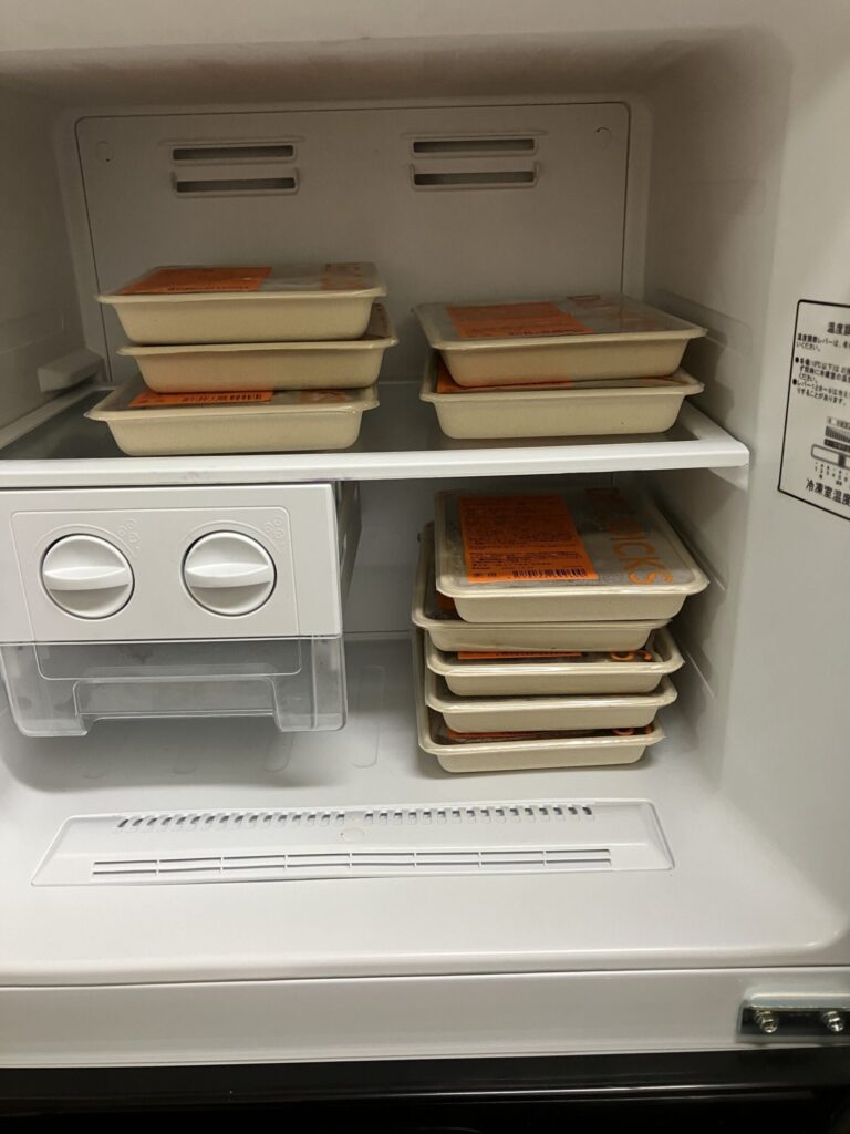 容器を冷凍庫にしまった画像