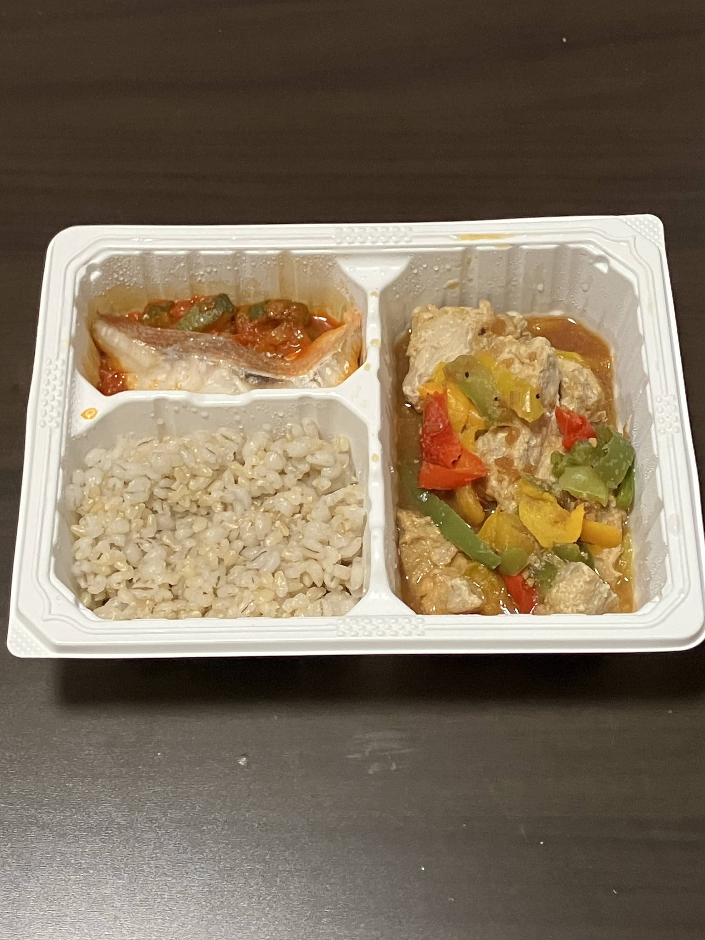 彩り野菜とローストチキン＆トマト仕立ての白身魚セットのアイキャッチ画像