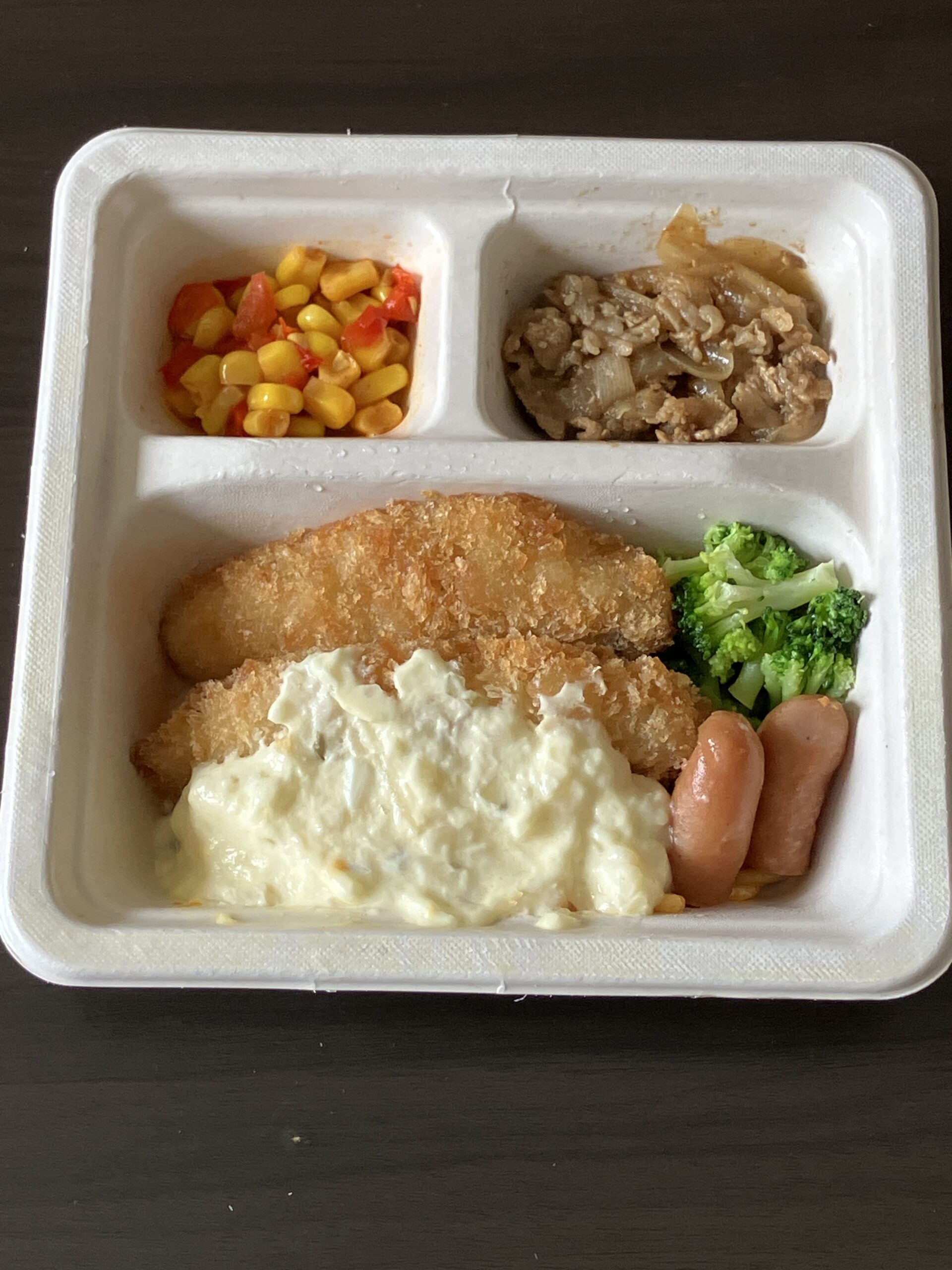 満腹ソーセージと鱈フライ 特製タルタル乗せのアイキャッチ画像