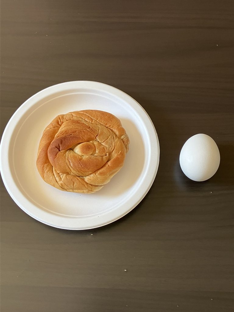 キャラメルパンとゆで卵の大きさ比較画像