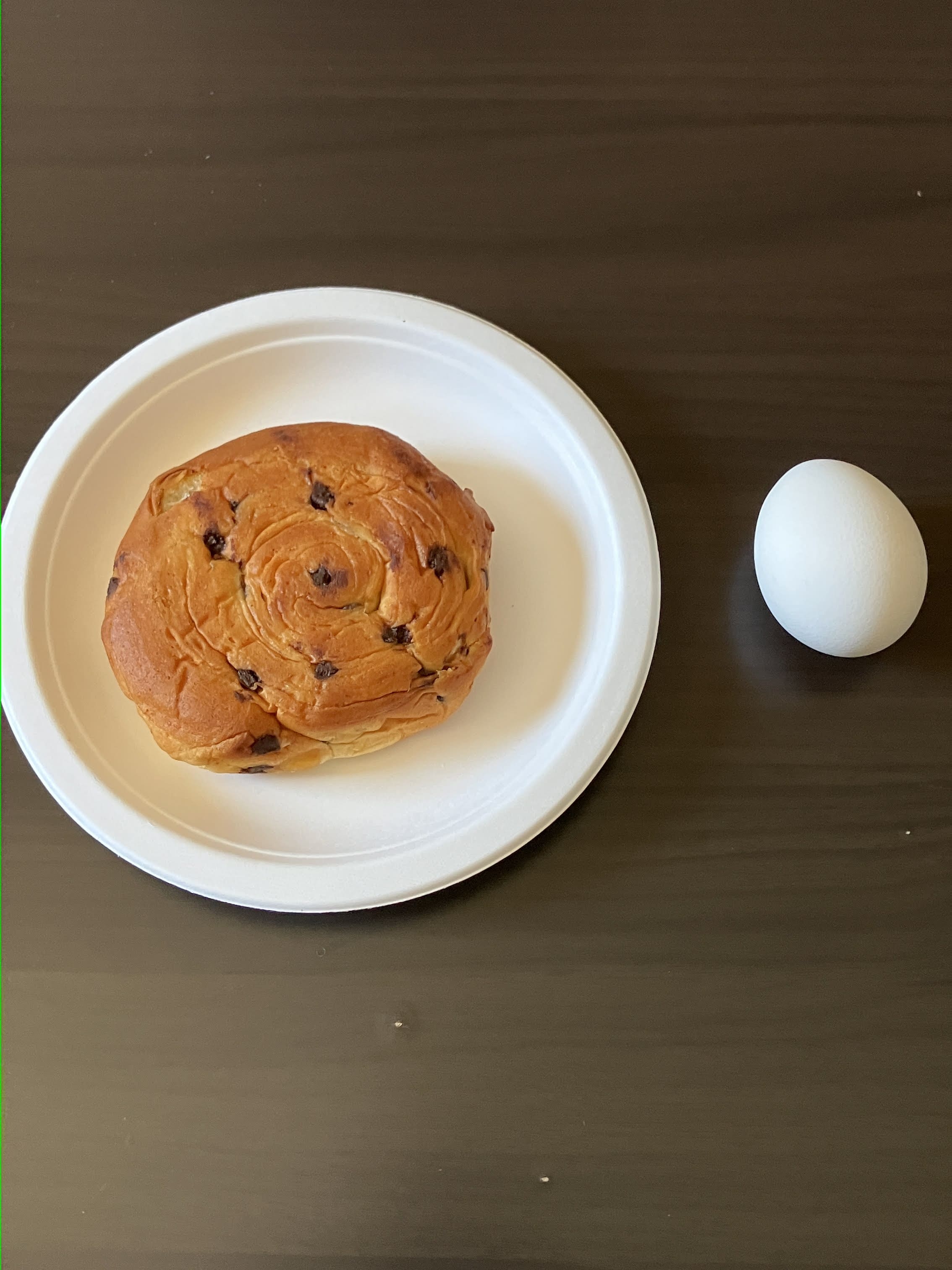 チョコバナナパンとゆで卵の大きさ比較画像